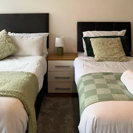 Apartment 20 Percent Off Weekly - Contractors - 2 Bedroom - Sleeps 7 *